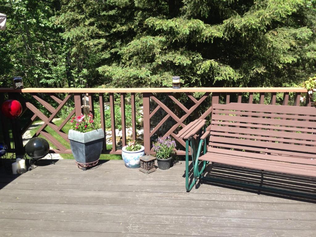 Redwood Meadows Bed And Breakfast Bragg Creek Esterno foto