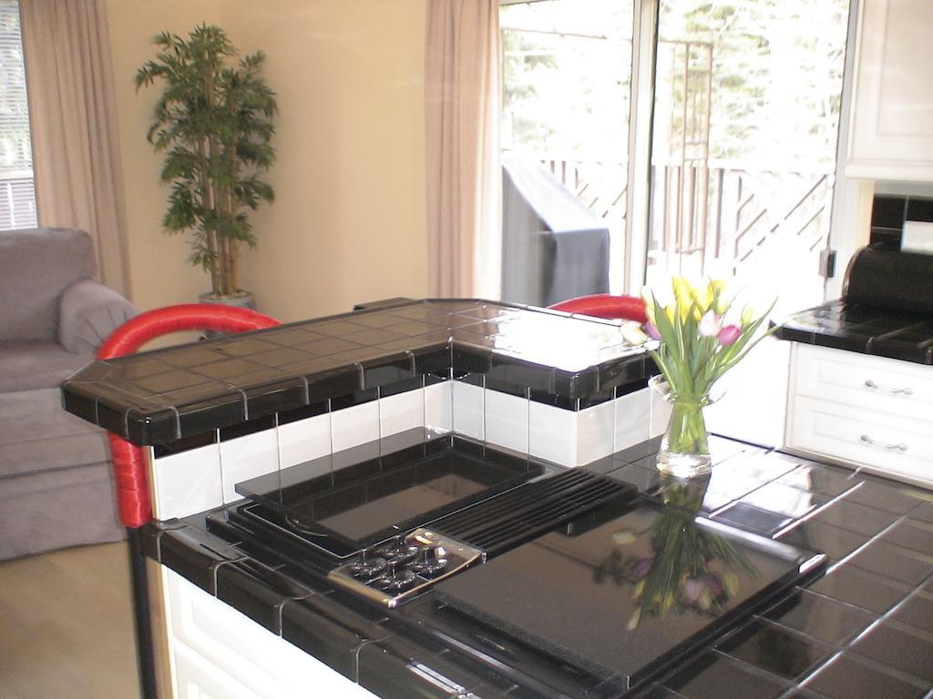 Redwood Meadows Bed And Breakfast Bragg Creek Esterno foto